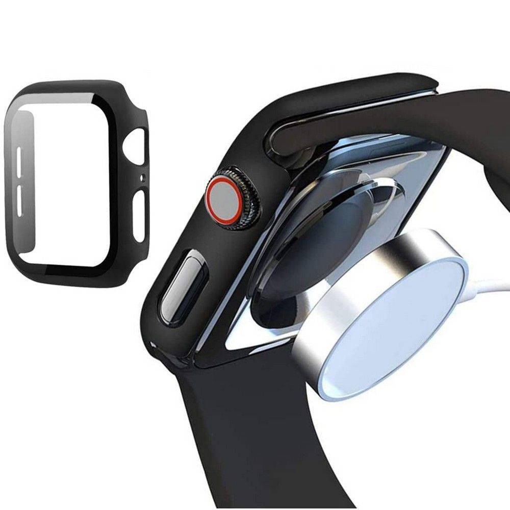 Une Apple Watch noire avec un étui à côté d'un chargeur. La montre a un bracelet noir et un bouton rouge. Le chargeur est argenté.