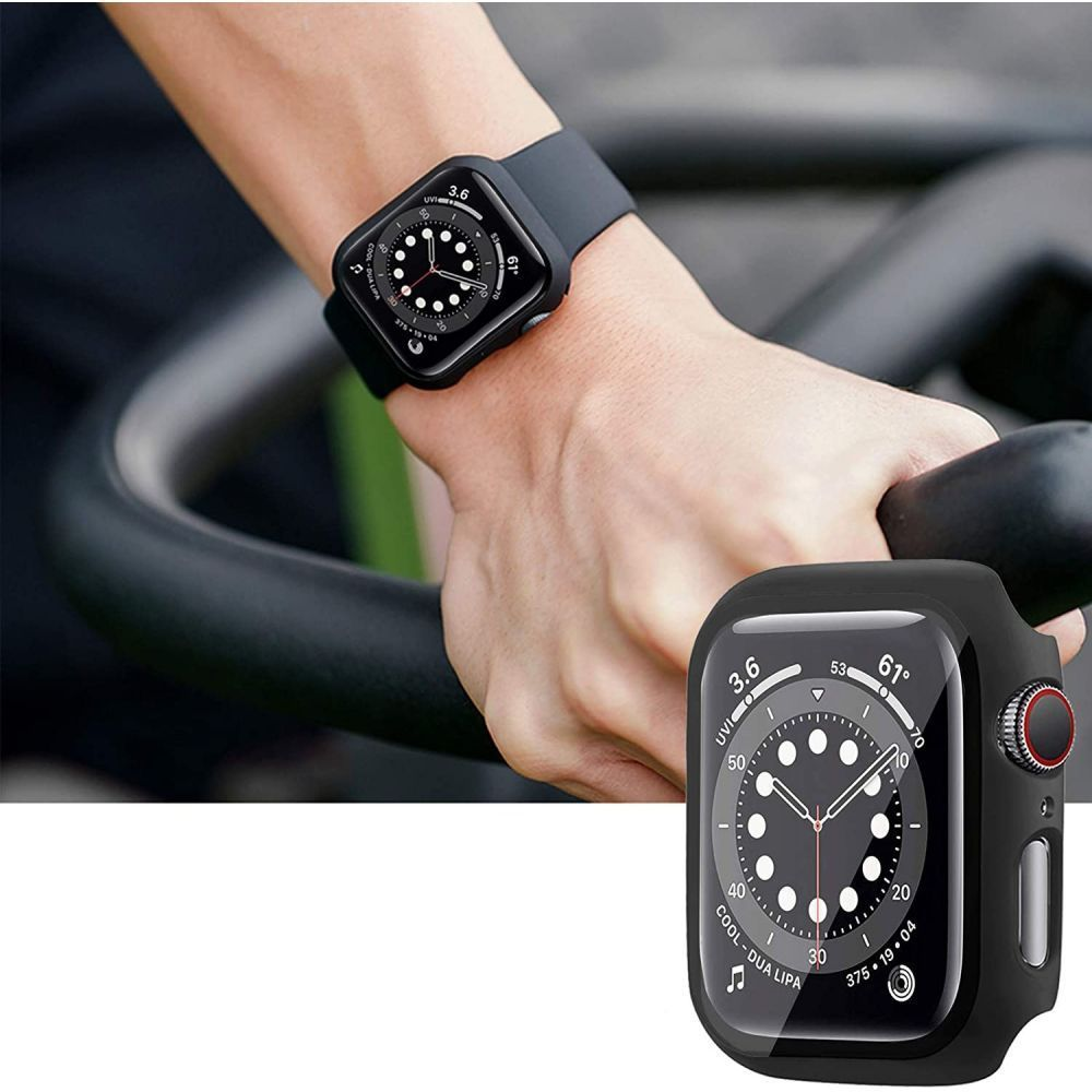 Poignet avec une smartwatch noire. La montre a un bracelet et un boîtier noirs. La personne tient une barre noire.