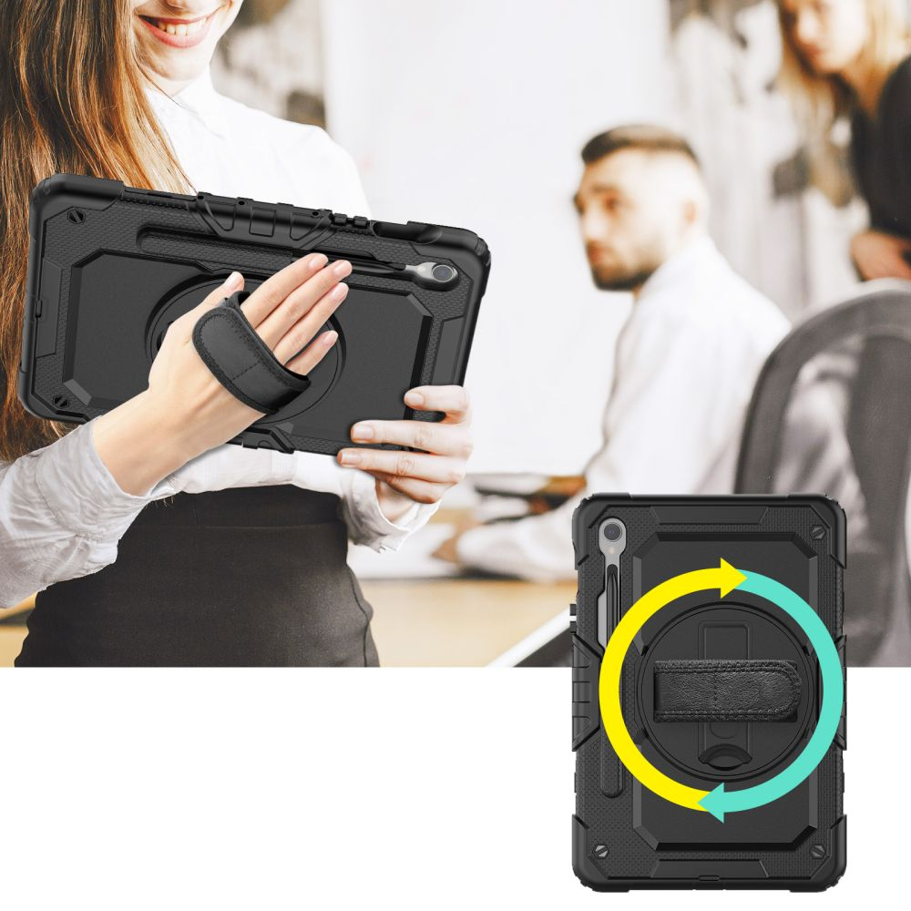 Eine Frau hält eine schwarze Tablet-Hülle mit Handschlaufe. Im Hintergrund sind Leute in einer Büroumgebung.