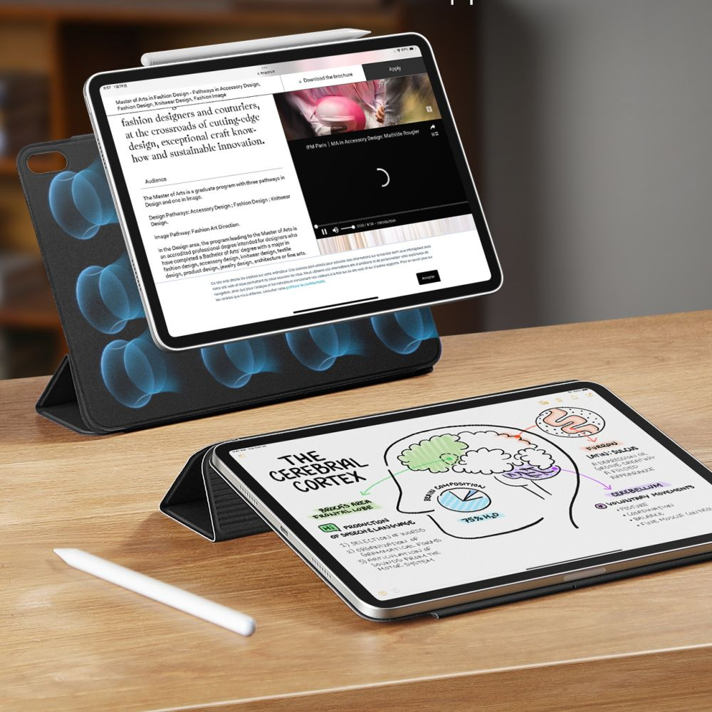 Zwei Tablets auf einem Holztisch. Eines zeigt Text, das andere ein Gehirndiagramm und einen Stift.