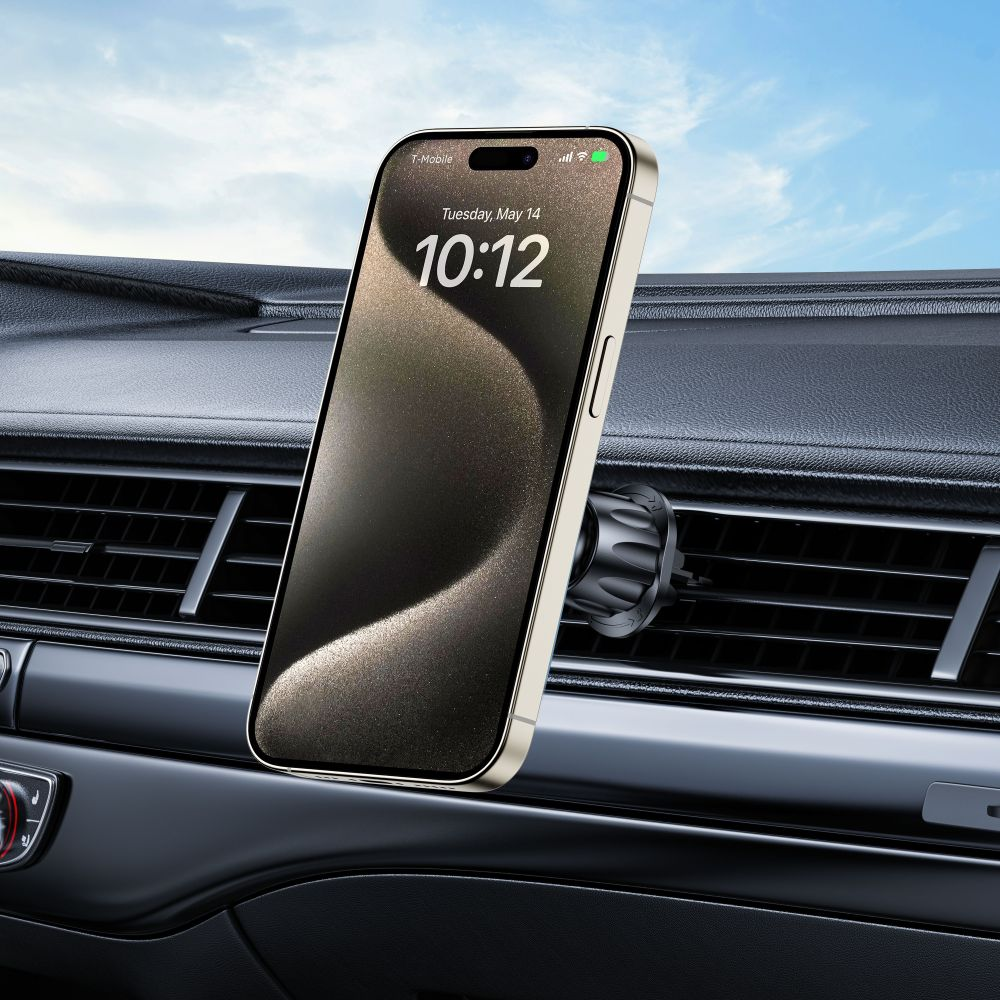 Ein Telefon ist in einem Auto montiert. Der Bildschirm zeigt das Datum 14. Mai und die Uhrzeit 10:12 an. Der Himmel ist blau.