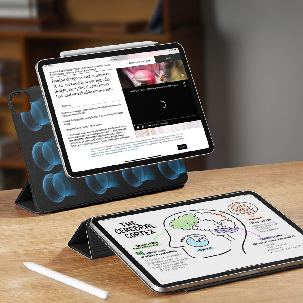 Zwei Tablets auf Holz. Eines zeigt Text über Modedesign, das andere ein Diagramm des Gehirns.