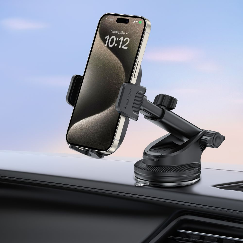 Ein Telefon in einer Autohalterung zeigt die Uhrzeit an. Die Halterung ist schwarz und am Armaturenbrett befestigt. Himmel im Hintergrund.