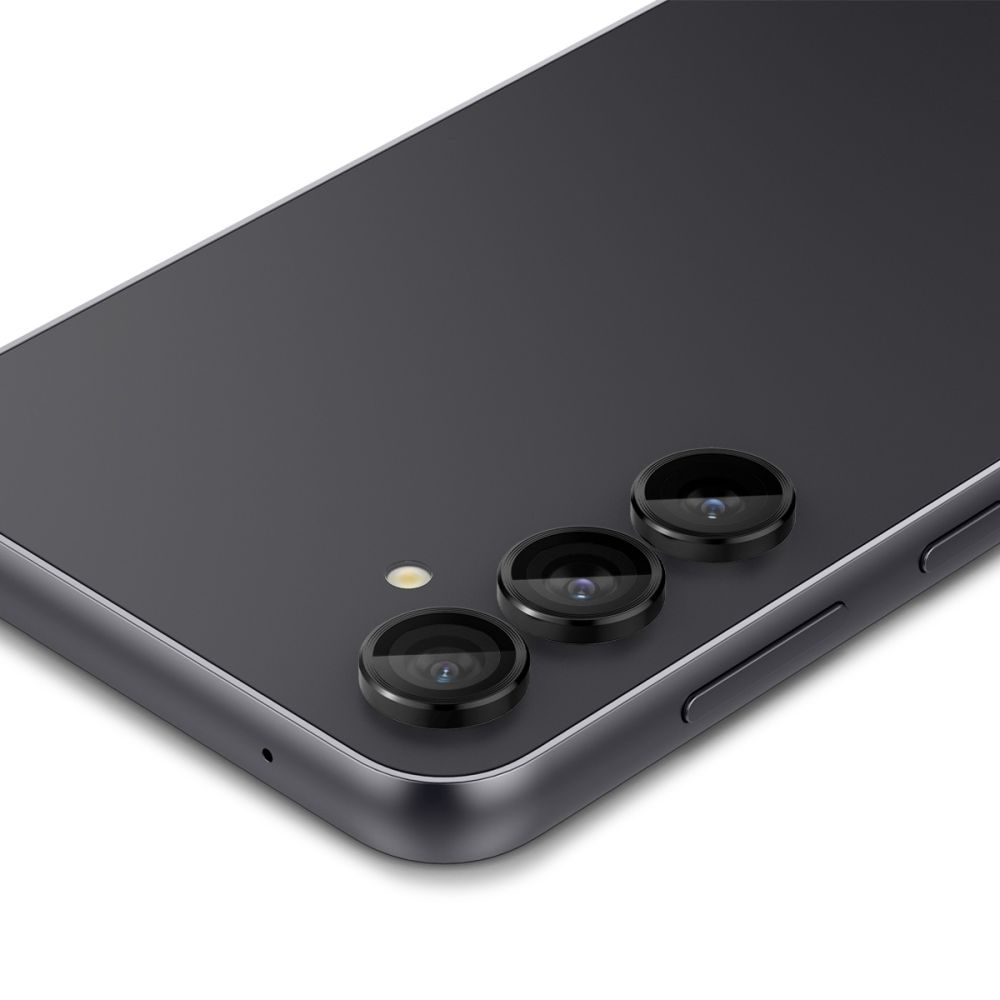 Gros plan d'un smartphone gris foncé avec trois lentilles de caméra circulaires. Le téléphone est incliné, montrant le côté et l'arrière.