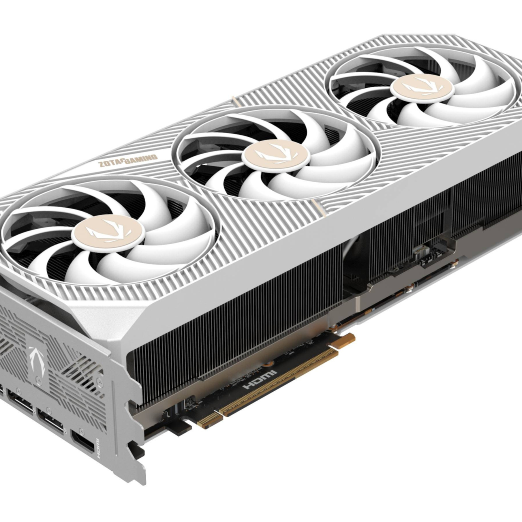 Una scheda grafica Zotac Gaming bianca con tre ventole. La scheda ha un dissipatore nero e dettagli dorati.