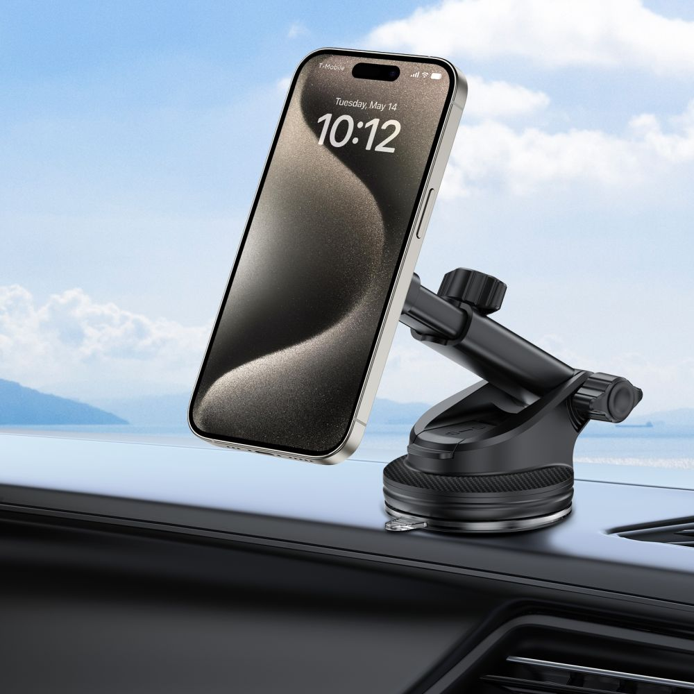 Ein Smartphone mit der Anzeige 10:12 auf dem Bildschirm ist auf einer schwarzen Autohalterung vor blauem Himmel montiert.