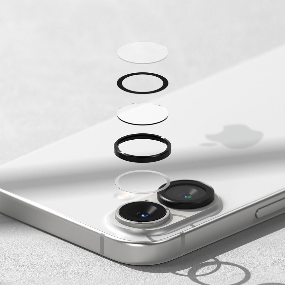 Una fotocamera del telefono smontata con componenti dell'obiettivo fluttuanti sopra il telefono. Elementi bianchi e neri su sfondo bianco.