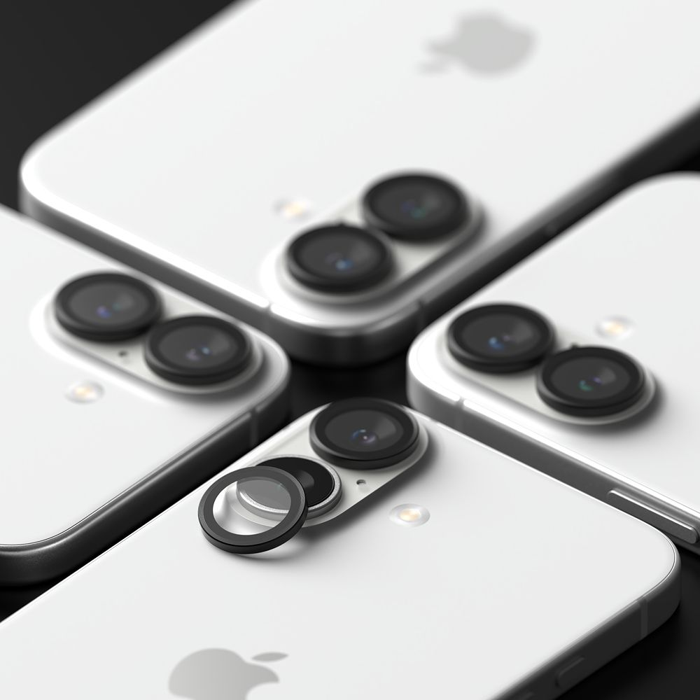 Smartphone bianchi con lenti nere. Uno ha un copriobiettivo. Logo Apple visibile. Sfondo nero.