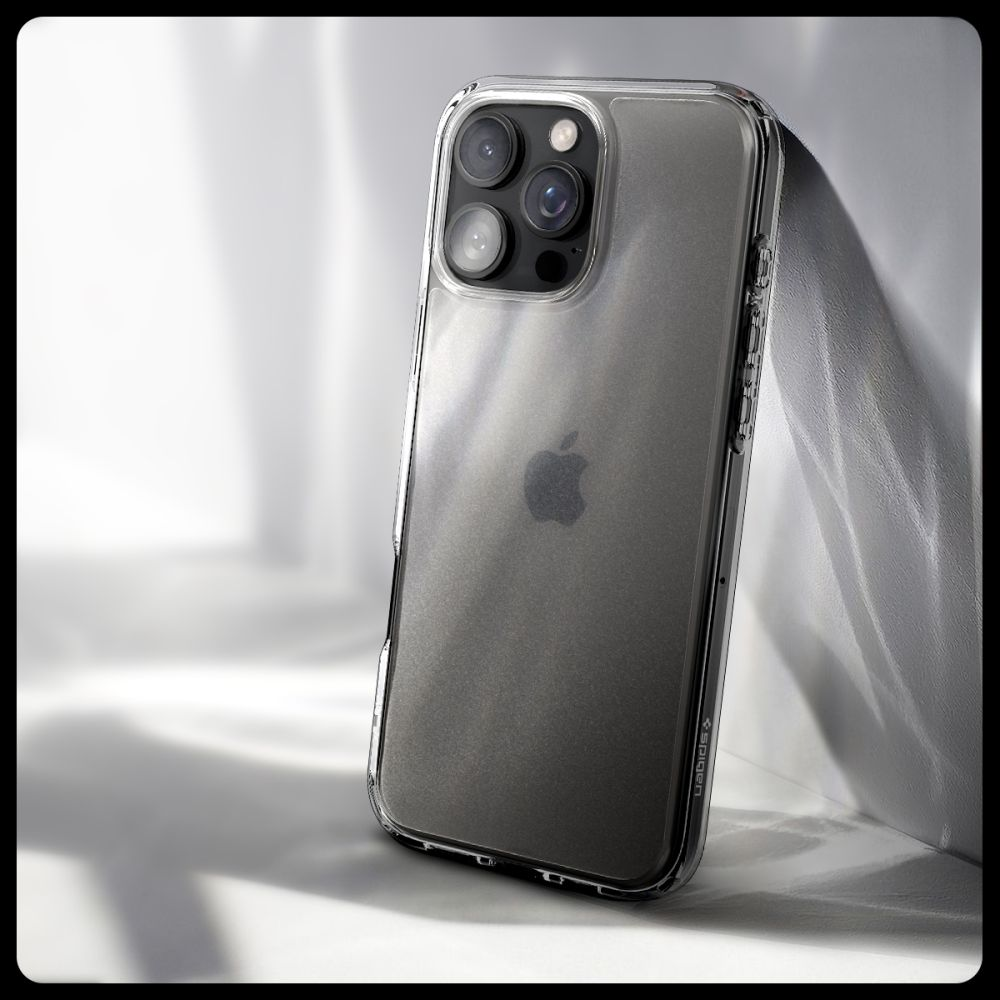 Un iPhone in una custodia trasparente è appoggiato a una superficie bianca, con le lenti della fotocamera visibili. Il logo Apple è visibile.