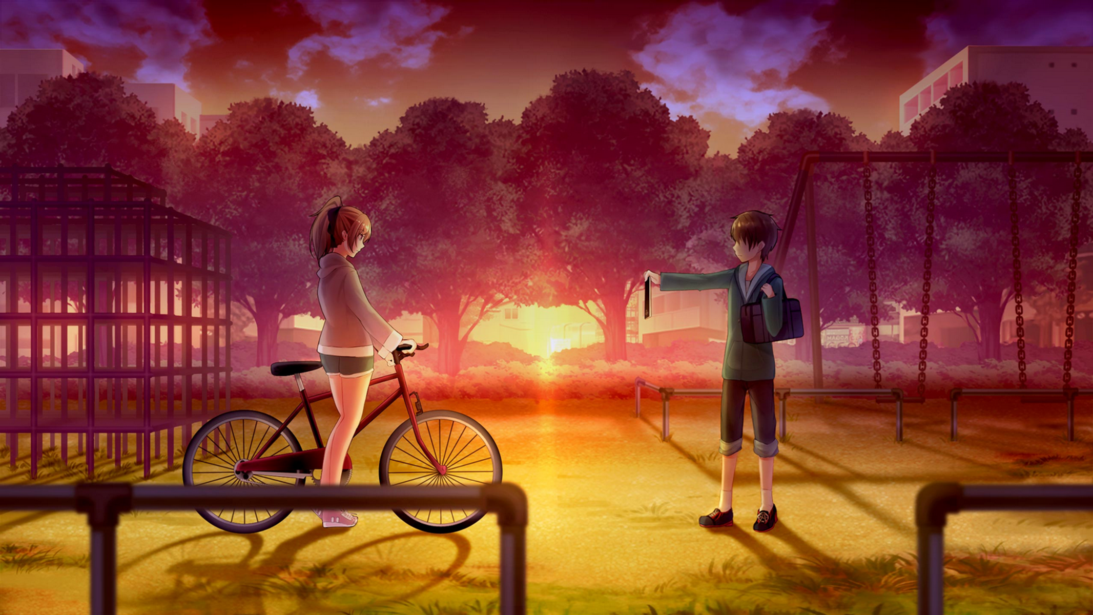 Una chica está junto a una bicicleta; un chico sostiene algo en un parque. La puesta de sol colorea el cielo y los árboles.