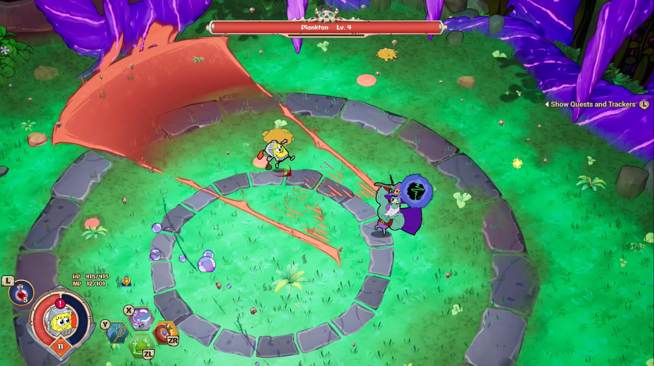 SpongeBob i Plankton w scenie z gry. SpongeBob walczy z Planktonem, który ma 4 poziom. Scena ma zielone pole i kamienną ścieżkę.