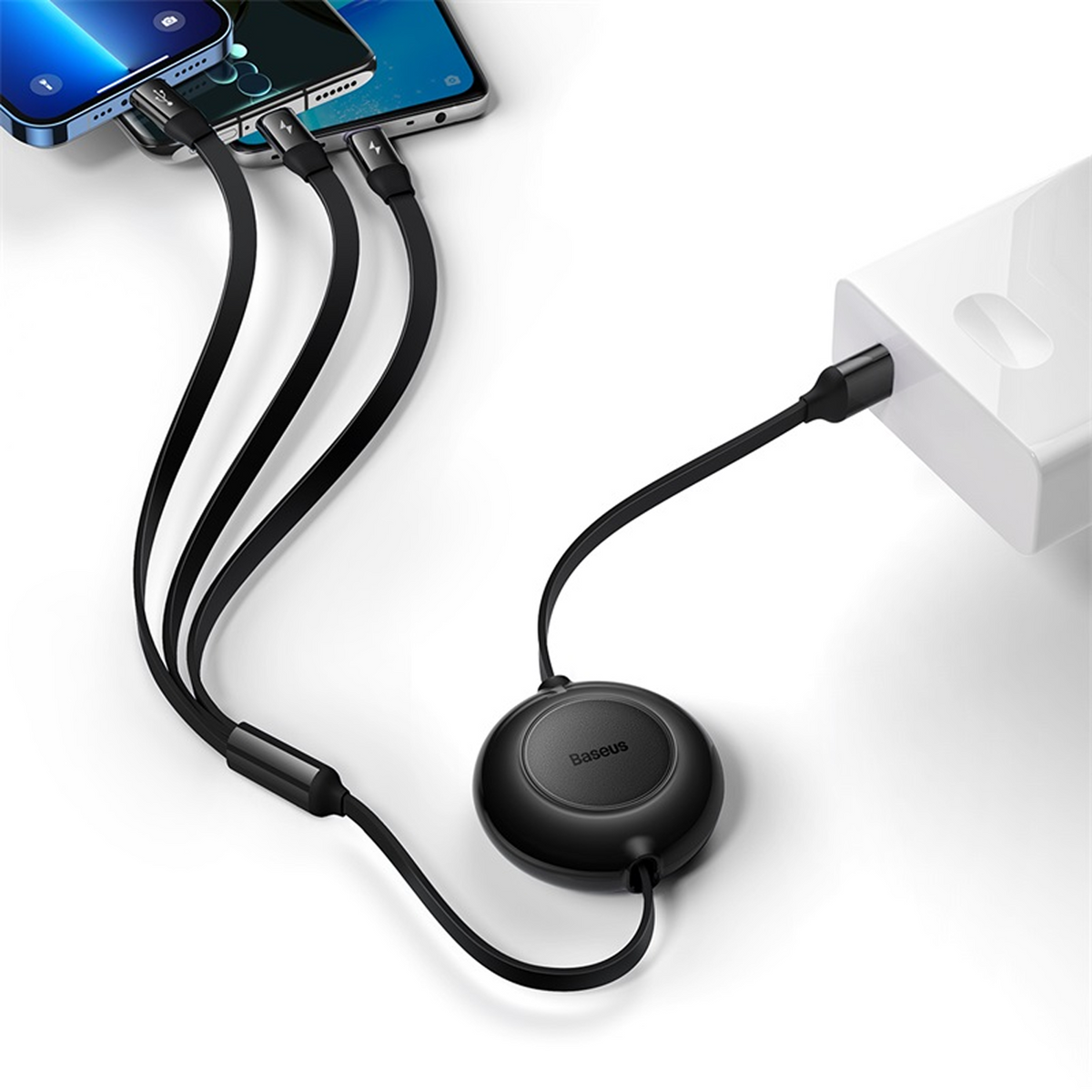 Schwarzer Ladehub mit mehreren Telefonkabeln. Telefone sind angeschlossen. Weißer Netzadapter im Hintergrund. Baseus-Logo sichtbar.