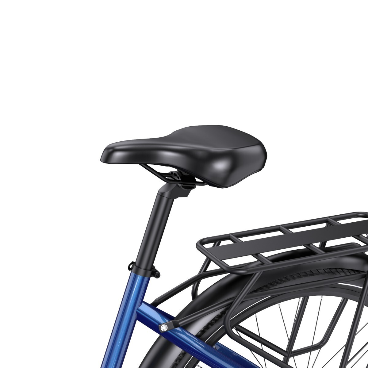 Zbliżenie roweru, pokazujące czarne siodełko, bagażnik, tylne koło i niebieską ramę na białym tle.