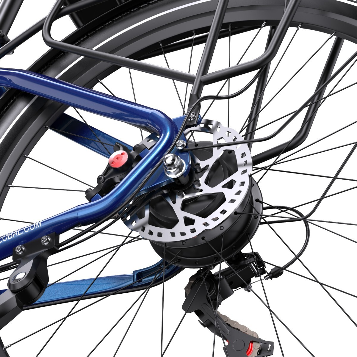 Zbliżenie koła roweru. Niebieska rama, czarna opona, metalowy hamulec tarczowy, czarny bagażnik i szprychy. Białe tło.