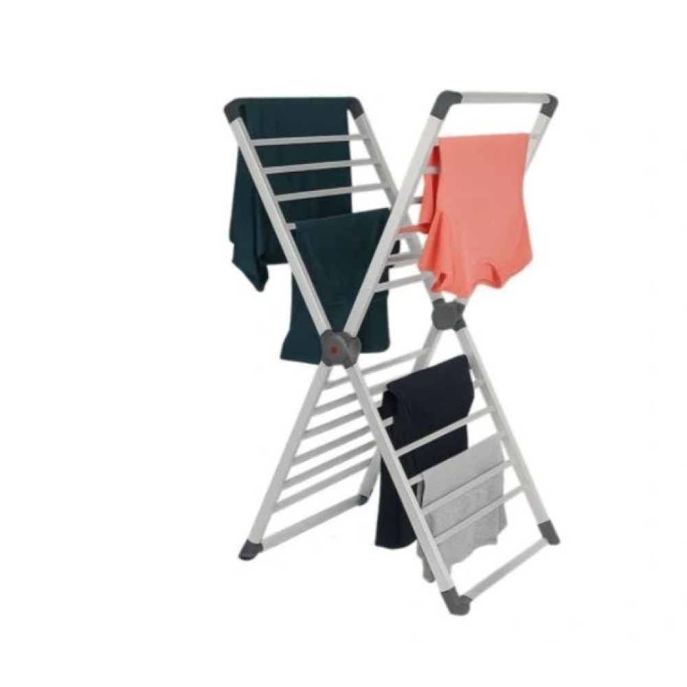 Biała suszarka do ubrań z wiszącymi ubraniami w różnych kolorach. Widoczne są ciemnozielone, koralowe i szare ubrania.