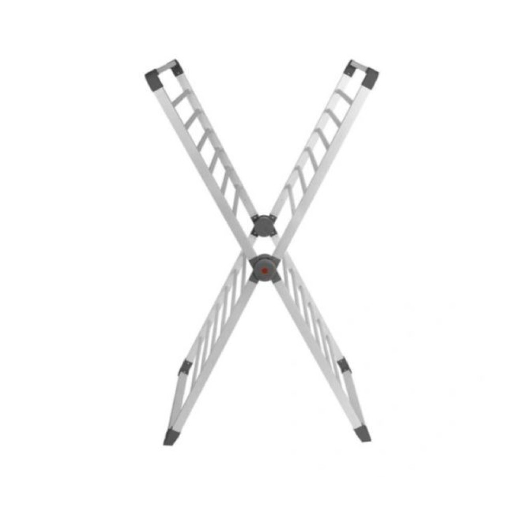 Dwie srebrne drabiny krzyżują się, tworząc kształt X na białym tle. Każda ma czarne nakładki i czerwono-czarny przegub.