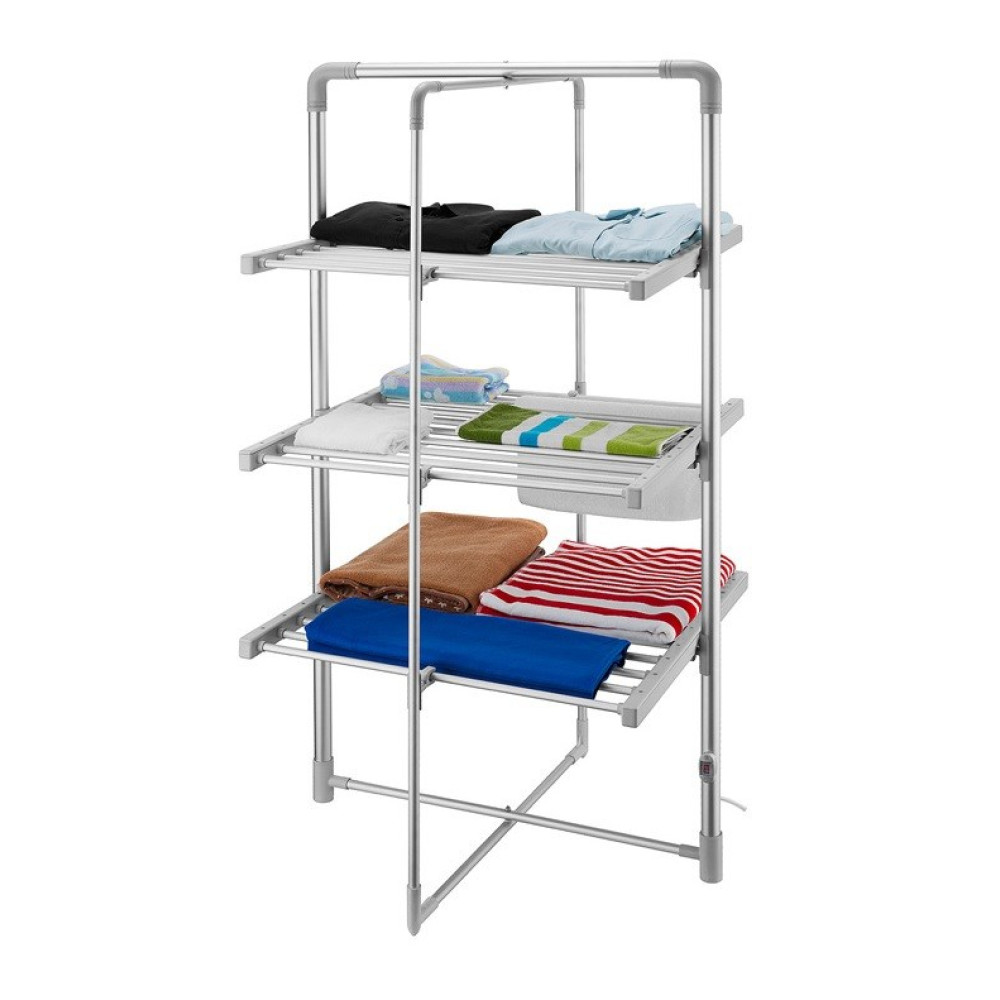 Metalowy stojak do suszenia z wieloma półkami mieści złożone ubrania i ręczniki. Kolory to niebieski, brązowy, czerwony i biały oraz niebieski.