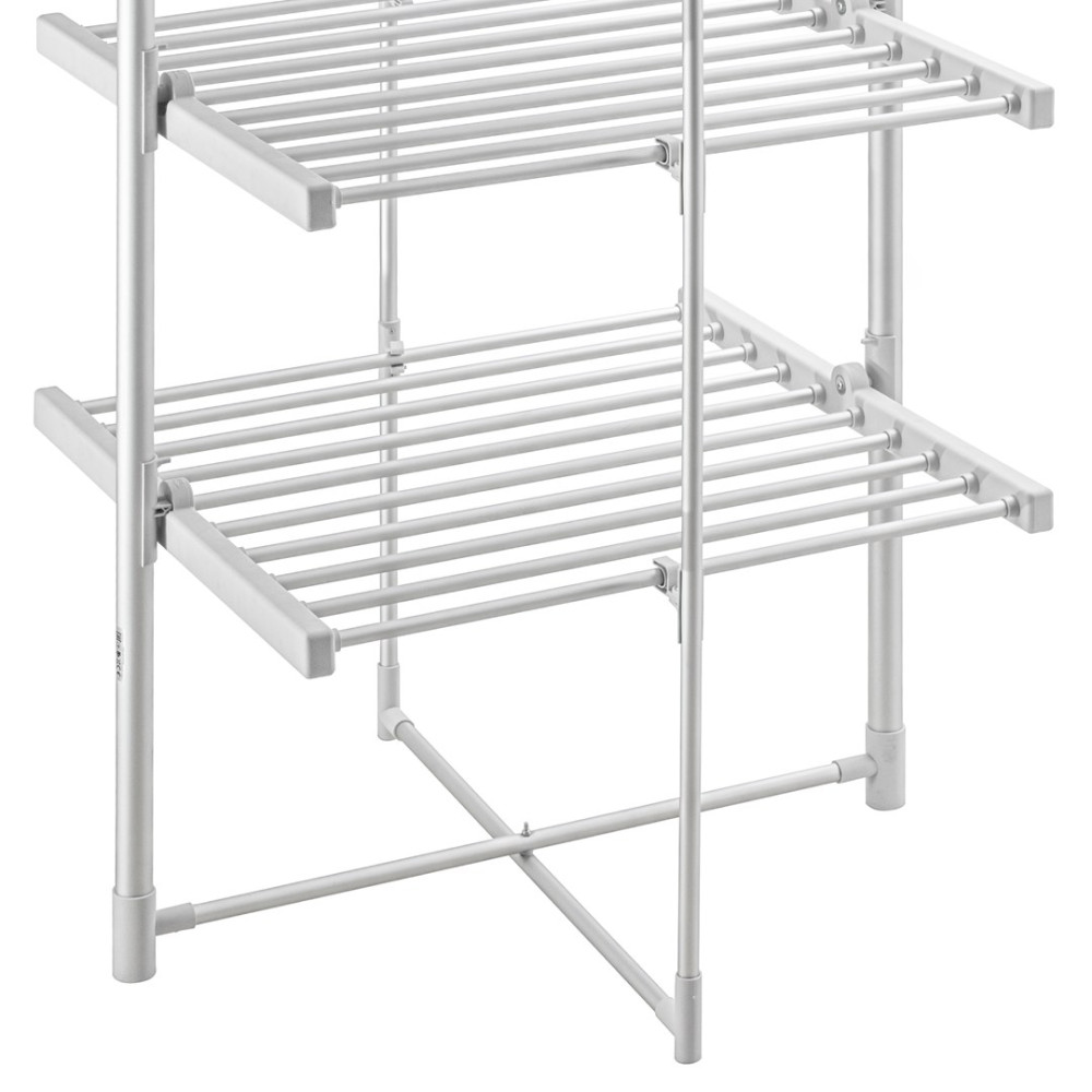 Biała, wielopoziomowa suszarka do ubrań. Ma trzy poziomy poziomych prętów do wieszania ubrań. Rama jest również biała.