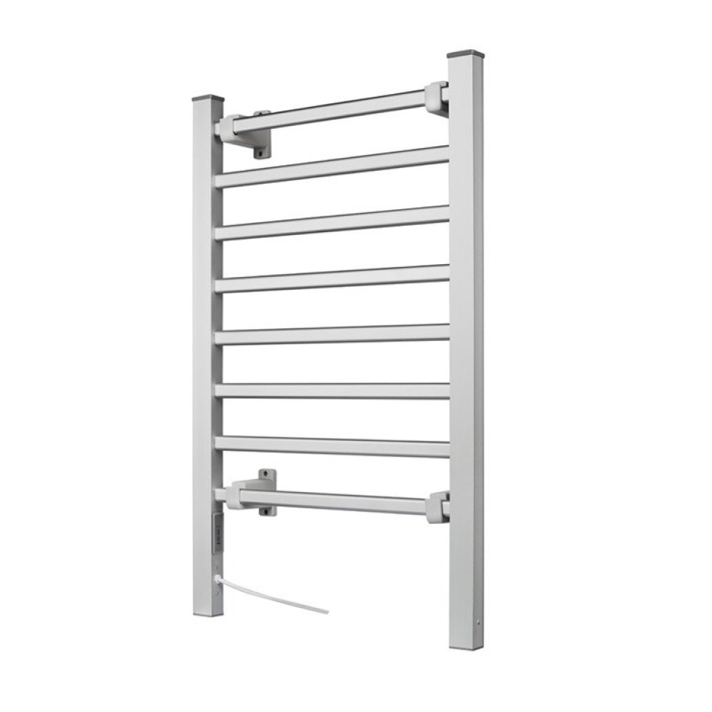 Biały, montowany na ścianie grzejnik do ręczników z poziomymi prętami. Ma przewód zasilający.