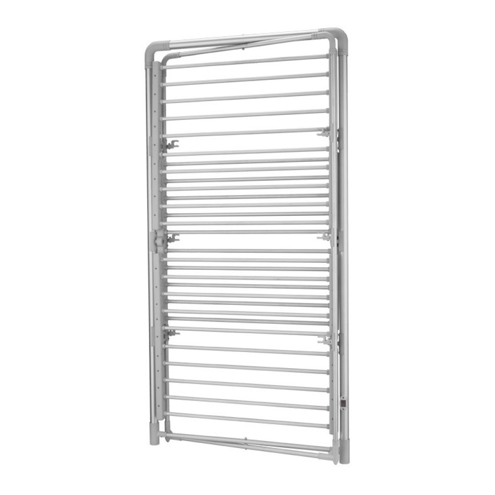 Metalowa suszarka do ubrań, rozłożona. Ma wiele równoległych prętów do wieszania ubrań. Stojak jest srebrnoszary, na białym tle.