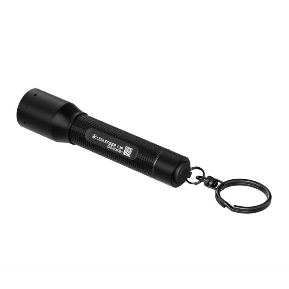 Czarna latarka LED Lenser P3R z dołączonym breloczkiem. Jest na białym tle. Latarka jest cylindryczna.