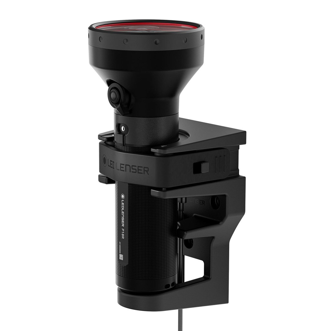 Czarna latarka LED Lenser P18R zamontowana na czarnym wsporniku. Latarka ma czerwony pierścień wokół soczewki.