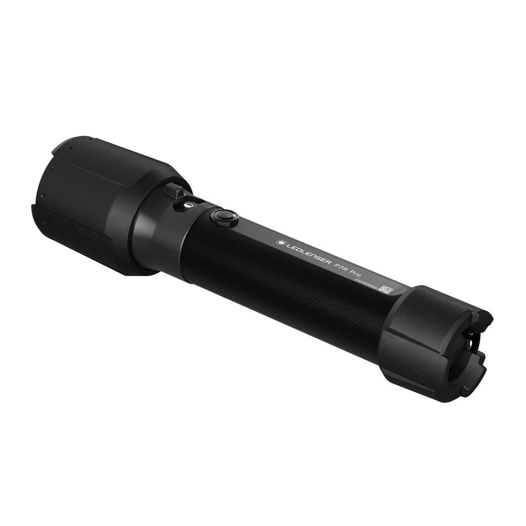 Czarna latarka LED Lenser P7R Pro. Cylindryczna z teksturowanym uchwytem. Widoczny przycisk i nazwa marki.