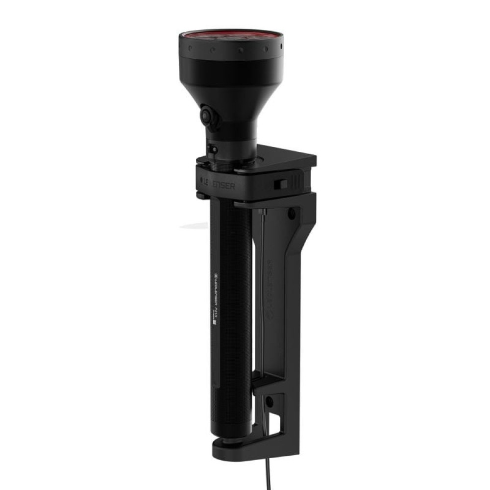 Czarna latarka LED Lenser zamontowana na czarnym zacisku. Latarka ma cylindryczny uchwyt i stożkową głowicę.