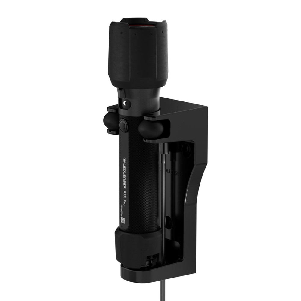 Czarna latarka LED Lenser P7R Pro jest zamontowana na czarnym uchwycie ściennym. Latarka jest pionowa, a uchwyt również czarny.