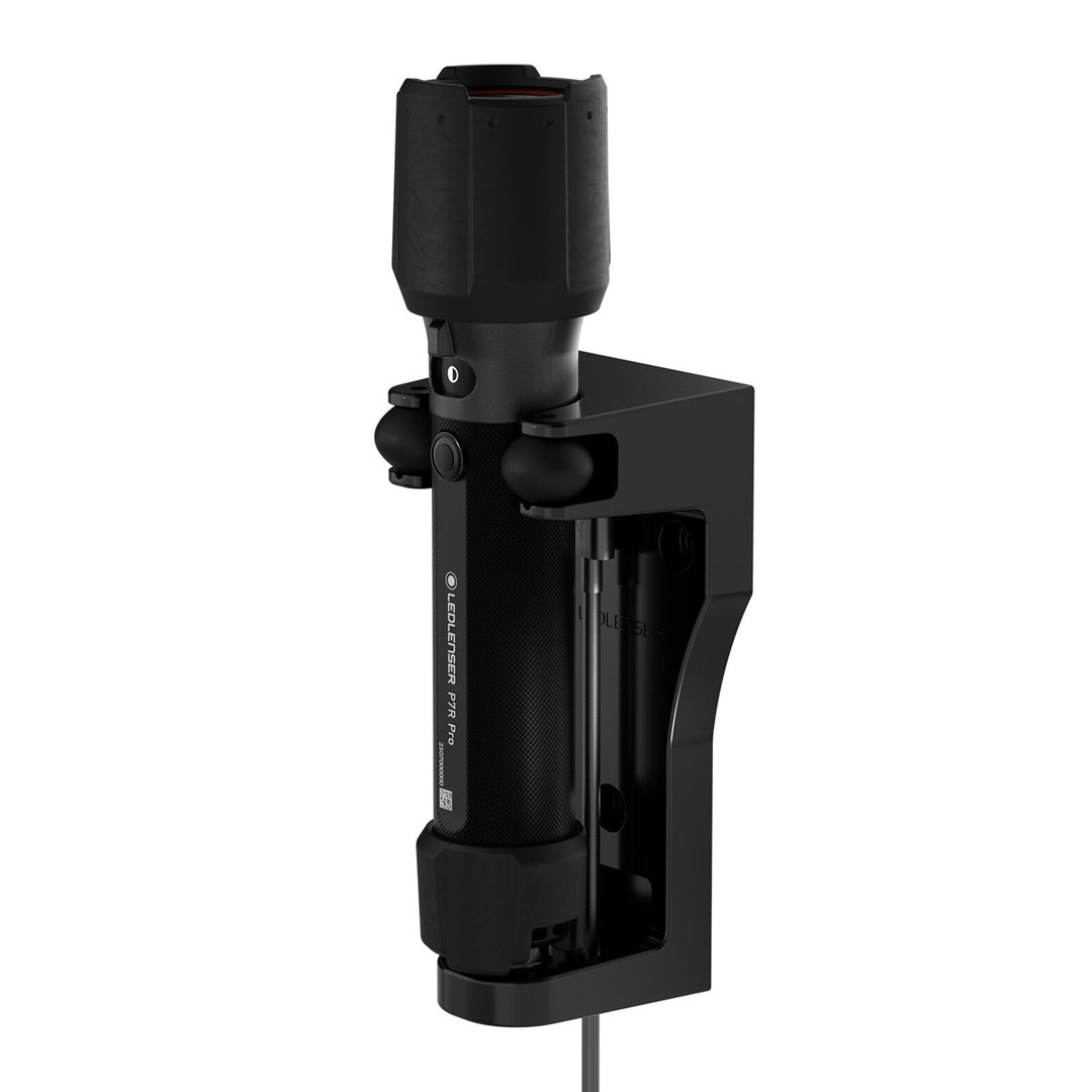 Czarna latarka LED Lenser P7R Pro zamontowana na czarnym uchwycie. Uchwyt jest przymocowany do białej powierzchni.