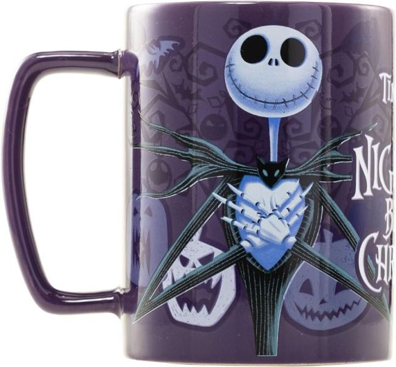 Una taza morada con Jack Skellington de The Nightmare Before Christmas. Tiene un asa e imágenes de calabazas y murciélagos.
