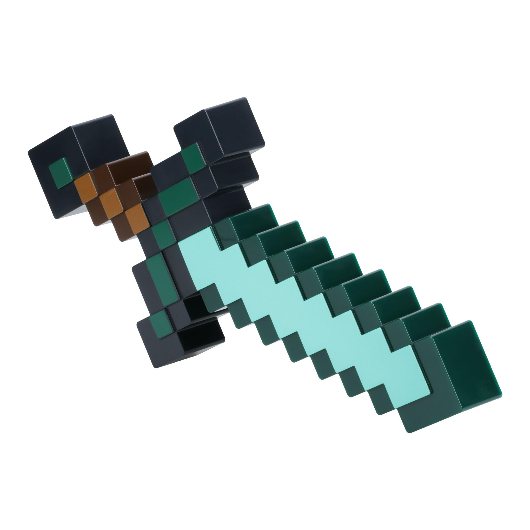 Una espada de juguete de Minecraft con una combinación de colores verde, marrón y azul, sobre fondo blanco.