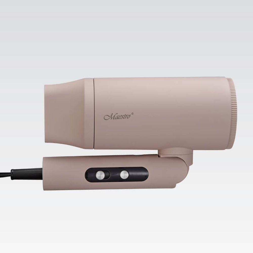 Beżowa suszarka do włosów Maestro na białym tle. Ma dwa przyciski i czarny przewód. Suszarka jest pod kątem.