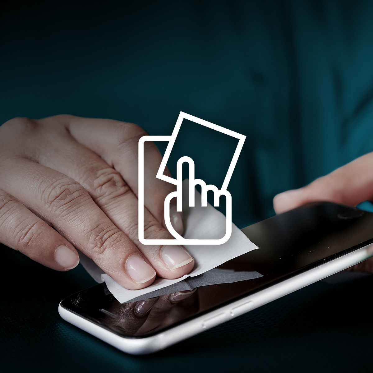 Osoba czyści ekran telefonu chusteczką. Pokazana jest ikona dłoni. Telefon jest biało-czarny.