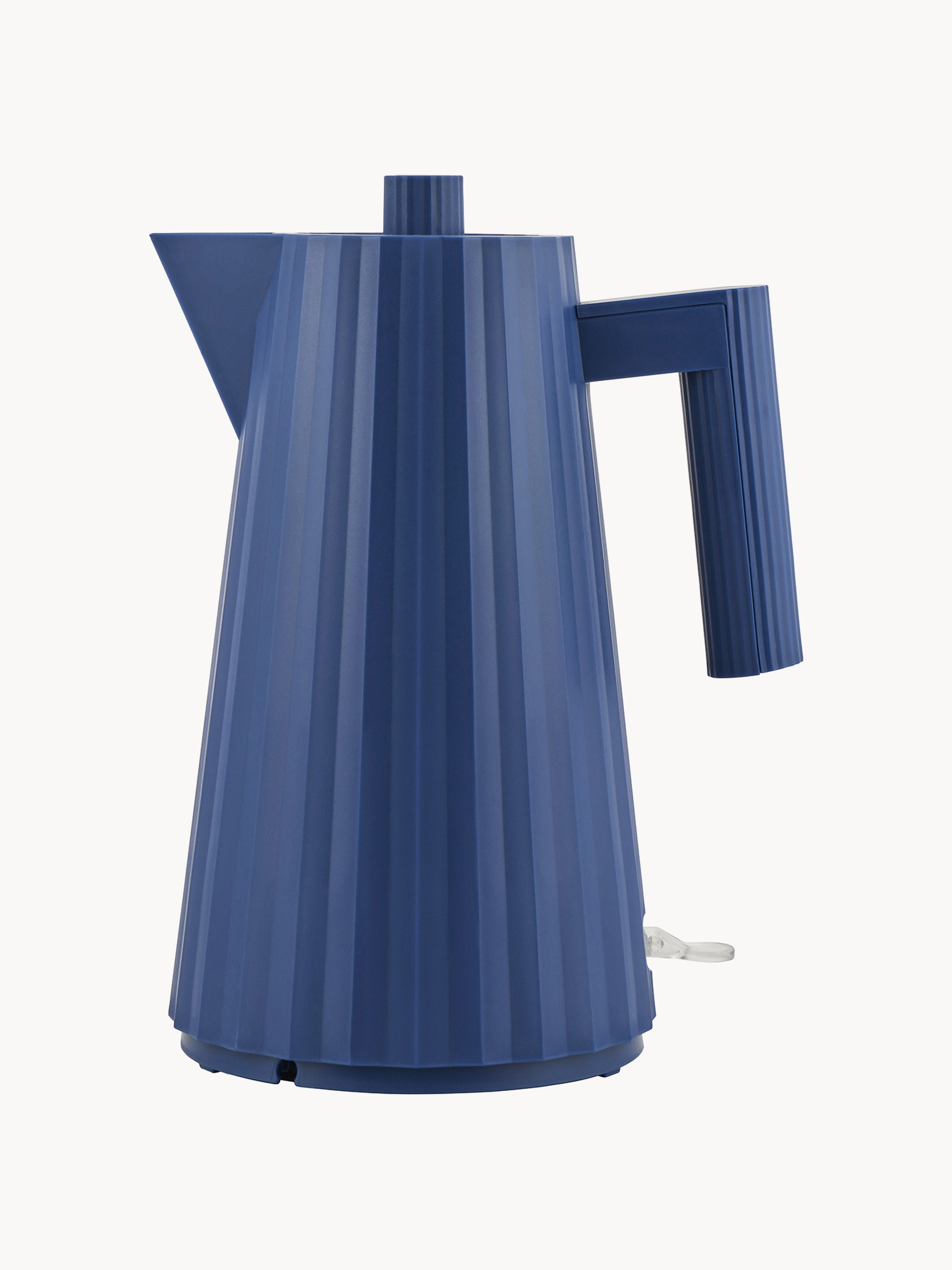 Un bollitore elettrico blu e a coste su una superficie bianca. Ha un manico e un beccuccio.