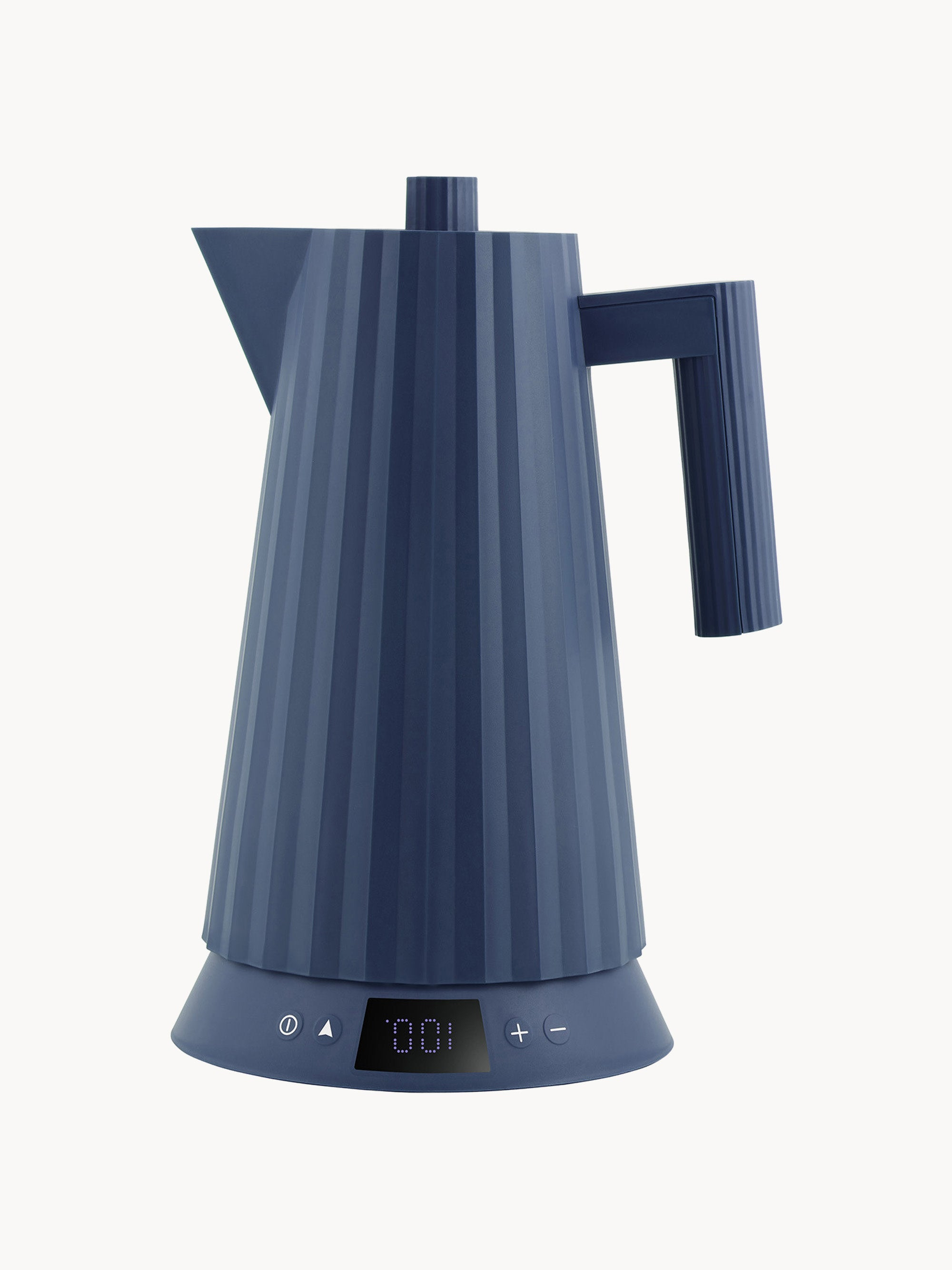 Un bollitore elettrico blu con display digitale e manico, su sfondo bianco.