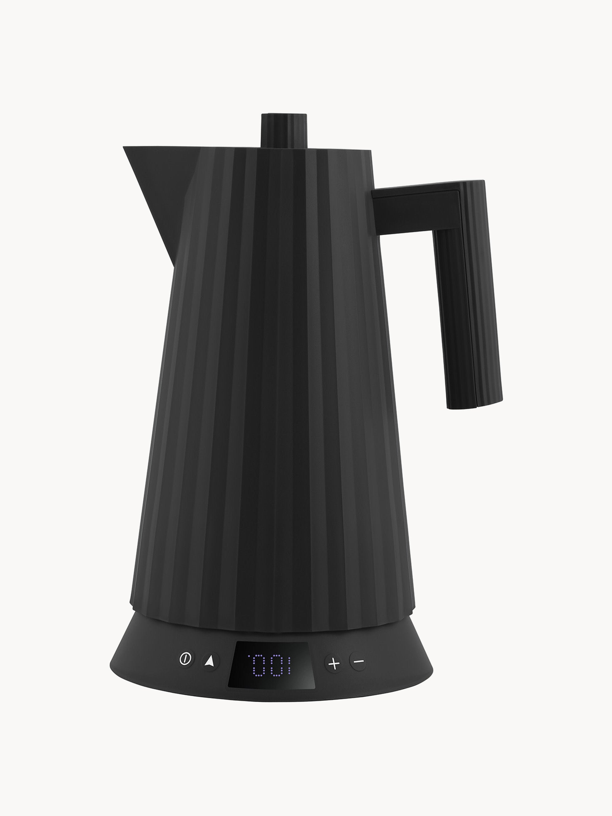 Un bollitore elettrico nero con design a coste. Ha una maniglia e un display digitale.