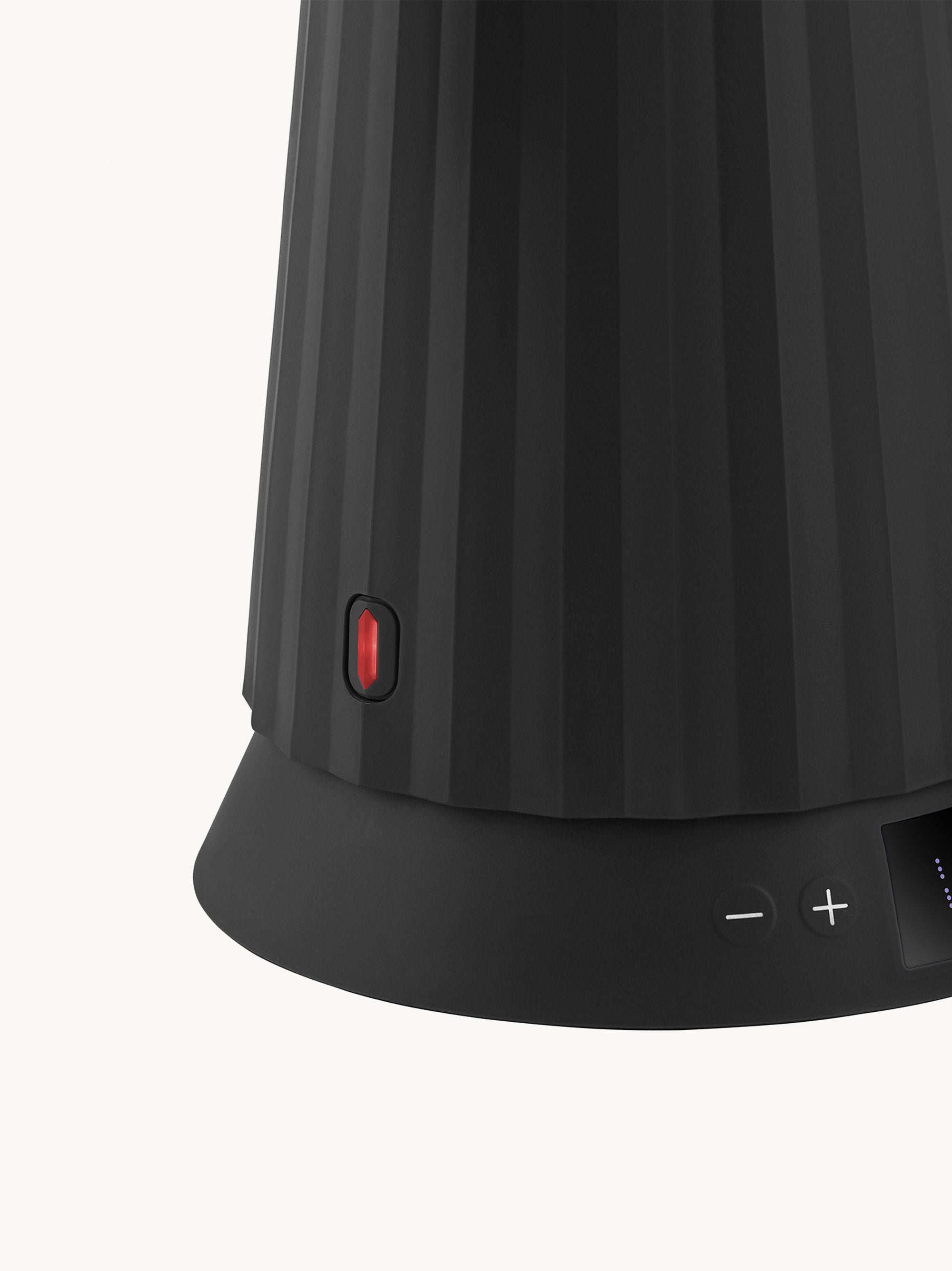 Dispositivo nero, a coste, con pulsante rosso. Ha pulsanti più e meno e un display digitale. Su sfondo bianco.
