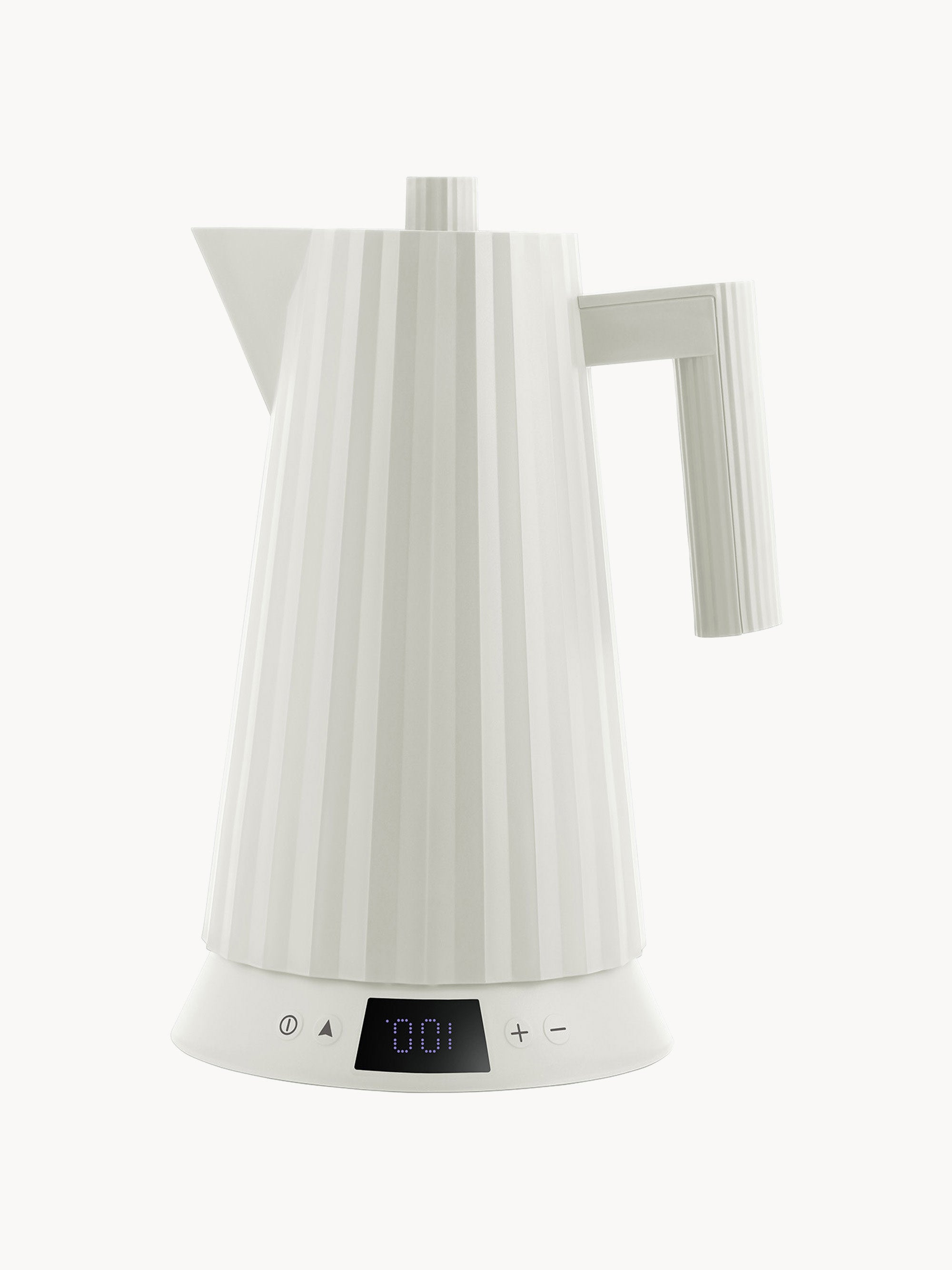 Un bollitore elettrico bianco con scanalature verticali su sfondo bianco. Ha una maniglia e un display digitale.