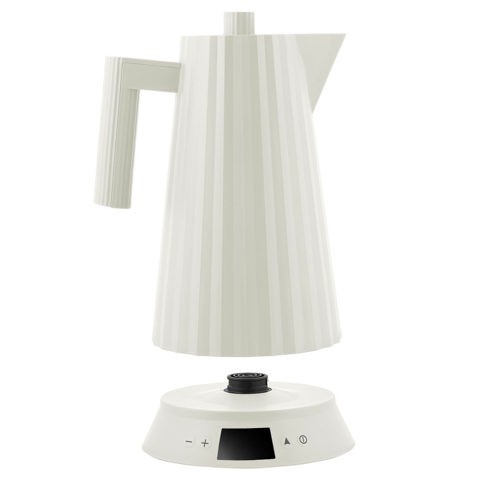 Un bollitore elettrico color crema, separato dalla sua base. Il bollitore ha delle scanalature verticali e un manico. La base ha un display.