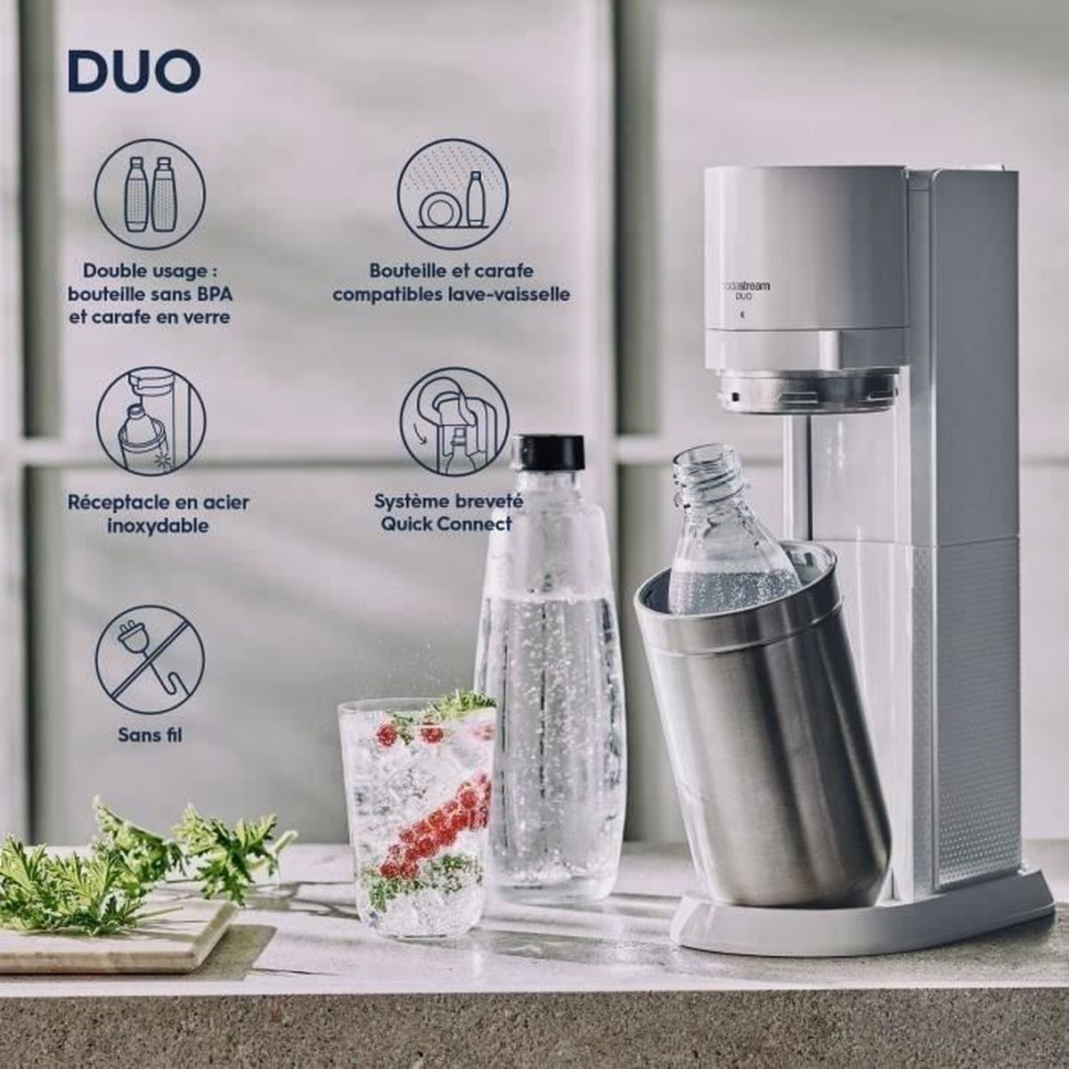 Eine SodaStream DUO Maschine mit einem Glas Wasser mit Beeren, einer Wasserflasche und einem Diagramm mit ihren Funktionen.
