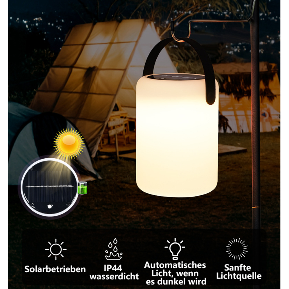 Eine leuchtende Campinglaterne hängt vor Zelten. Details zeigen Solarpanel, Batterie und Symbole für Funktionen: Solar, wasserdicht, Automatiklicht.