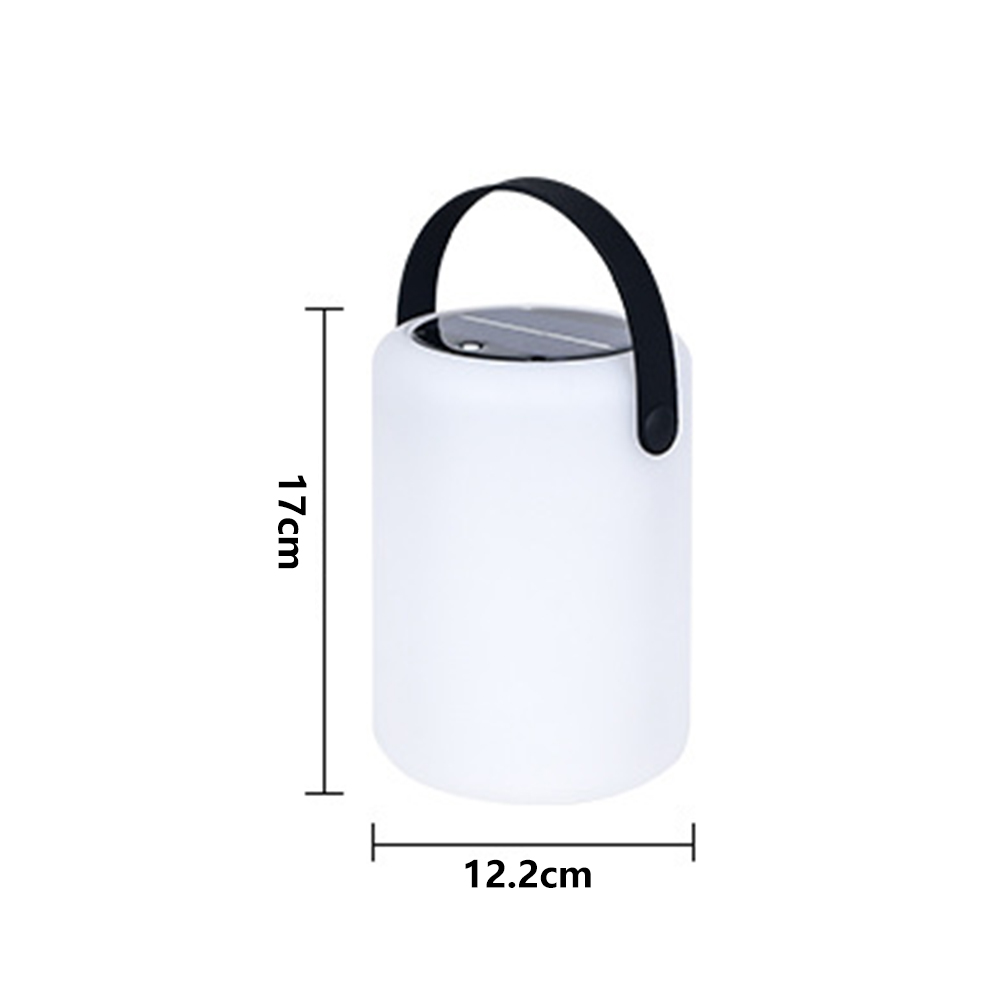 Eine weiße zylindrische Lampe mit schwarzem Griff. Sie hat ein Solarpanel oben. Maße: 17cm hoch, 12,2cm breit.