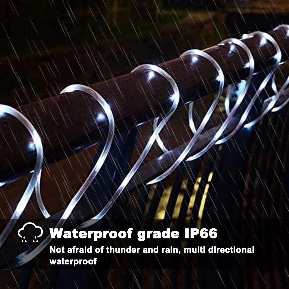 Nahaufnahme eines dunklen Geländers mit weißen, leuchtenden Seillichtern. Im Hintergrund fällt Regen. Textüberlagerung: wasserdicht Klasse IP66.