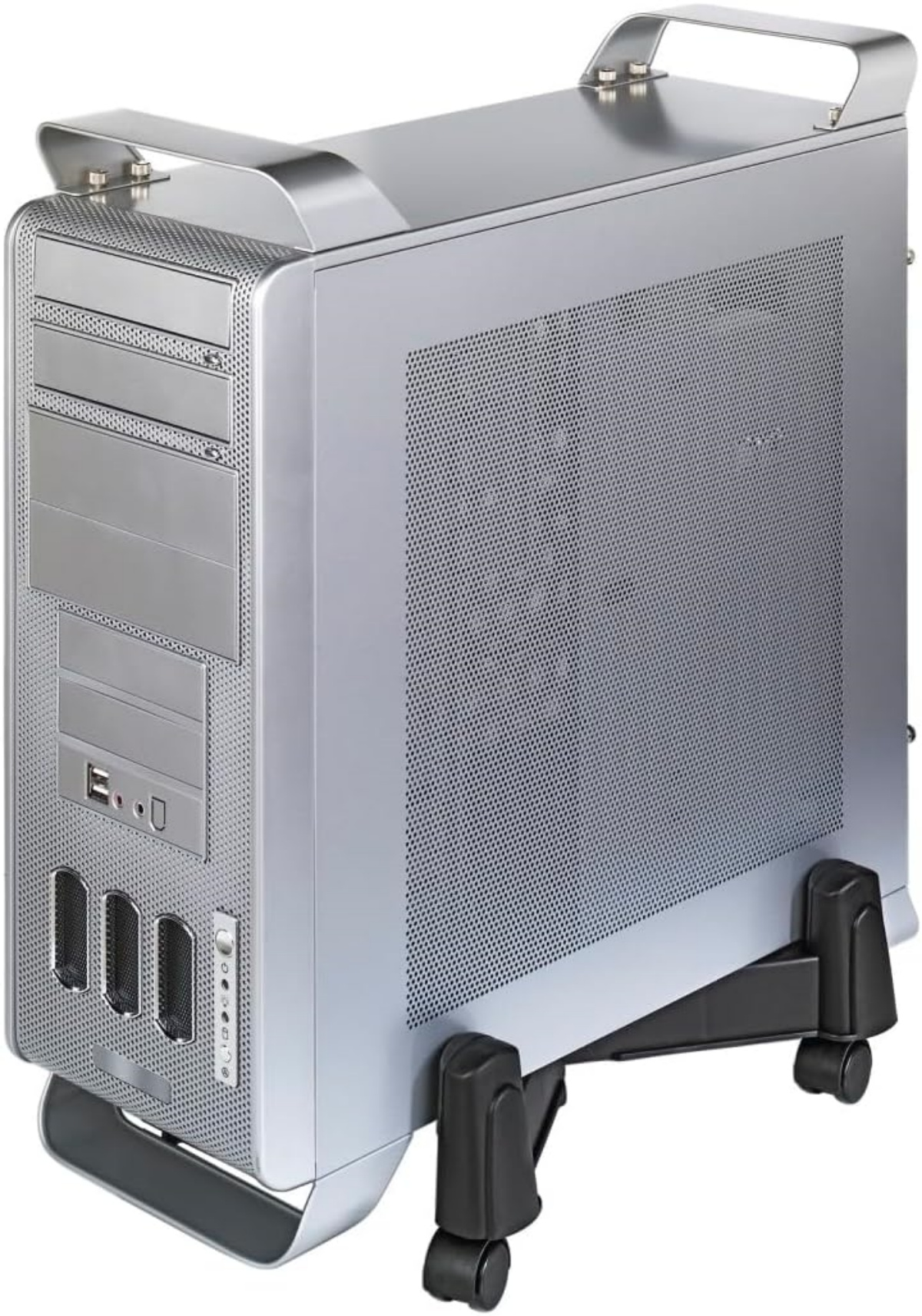 Ein silberner Computerturm mit Griffen, perforierten Seiten und schwarzen Rädern. USB-Anschlüsse und Lüftungsschlitze sind sichtbar.