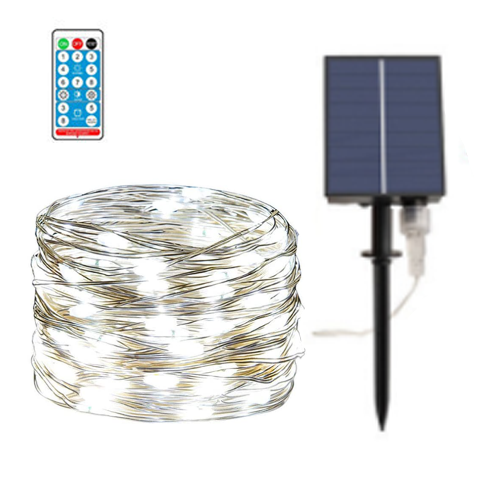 Ein Satz Lichterketten mit Fernbedienung, Solarpanel und schwarzem Ständer auf weißem Hintergrund.