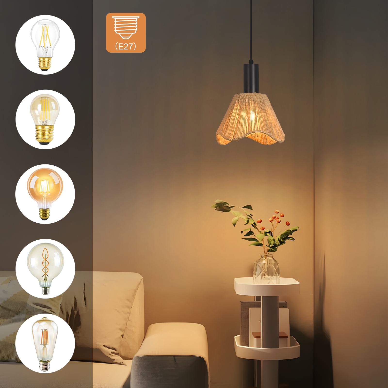 Lampa wisząca wisi nad stolikiem bocznym z wazonem i sofą. Żarówki są po lewej stronie.