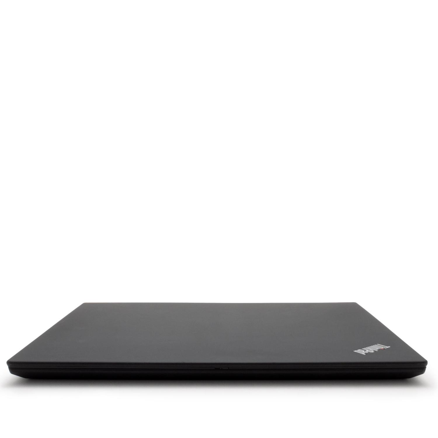 Ein geschlossener schwarzer Laptop auf weißem Untergrund. Das ThinkPad-Logo ist sichtbar. Der Hintergrund ist weiß.