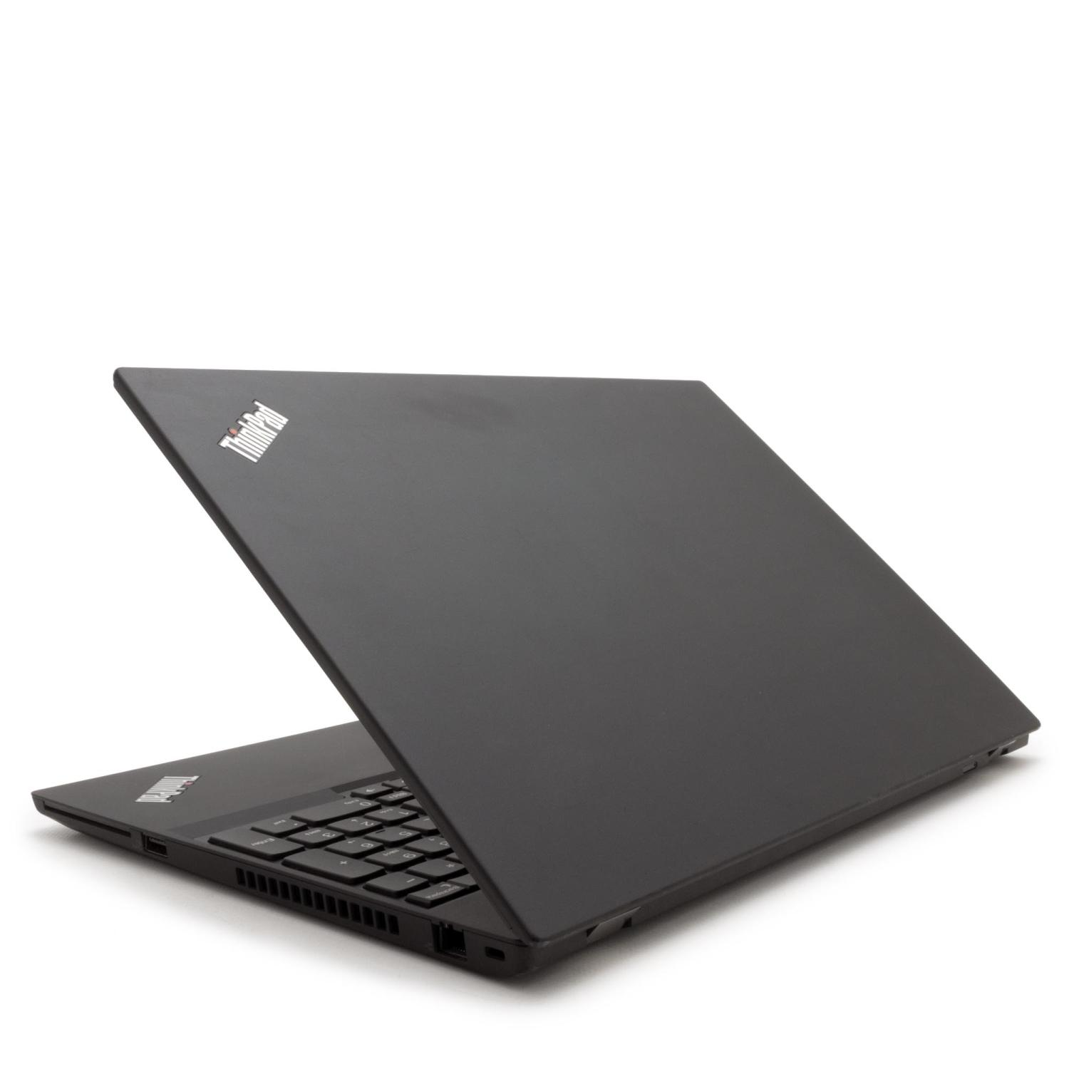 Ein schwarzer ThinkPad-Laptop ist leicht geöffnet auf einer weißen Oberfläche. Die Tastatur ist sichtbar. Das ThinkPad-Logo ist vorhanden.