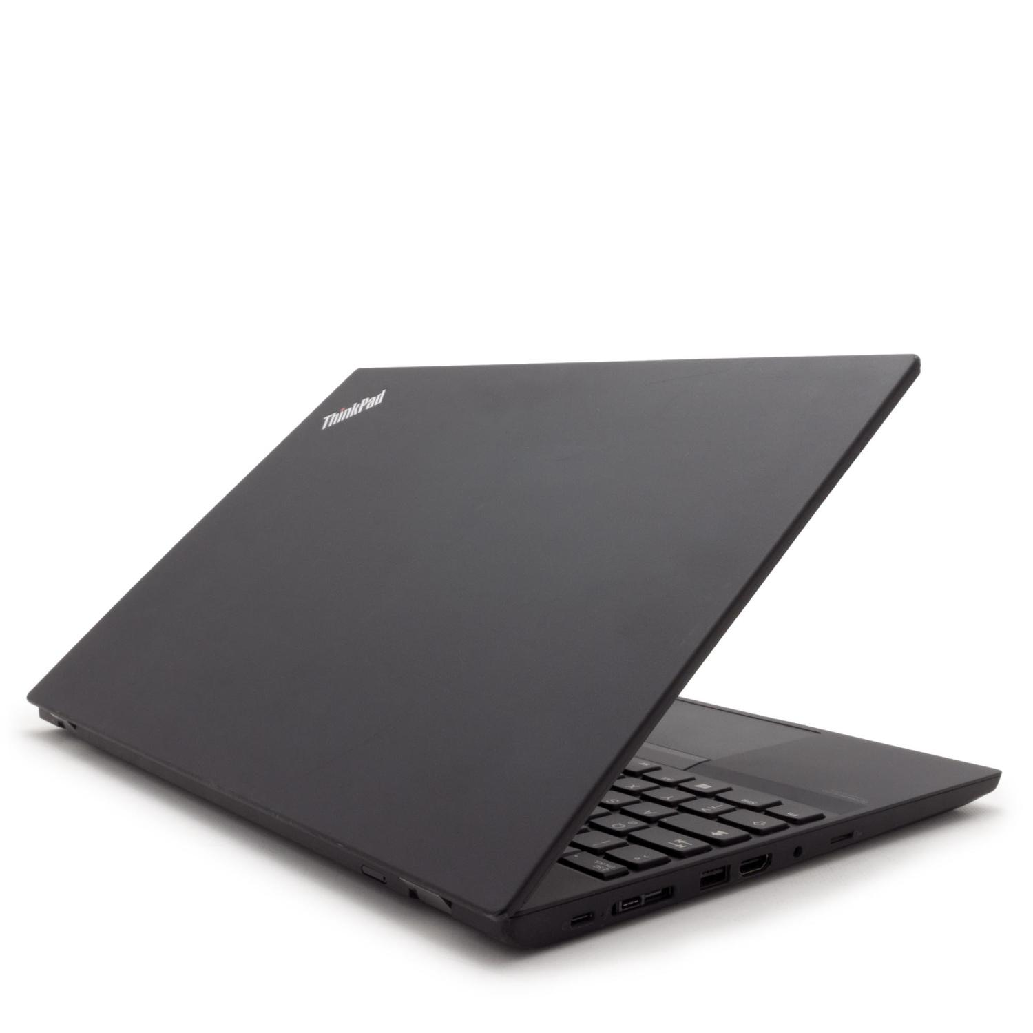 Ein schwarzes ThinkPad-Laptop ist leicht geöffnet auf weißem Hintergrund. Tastatur und Anschlüsse sind sichtbar.
